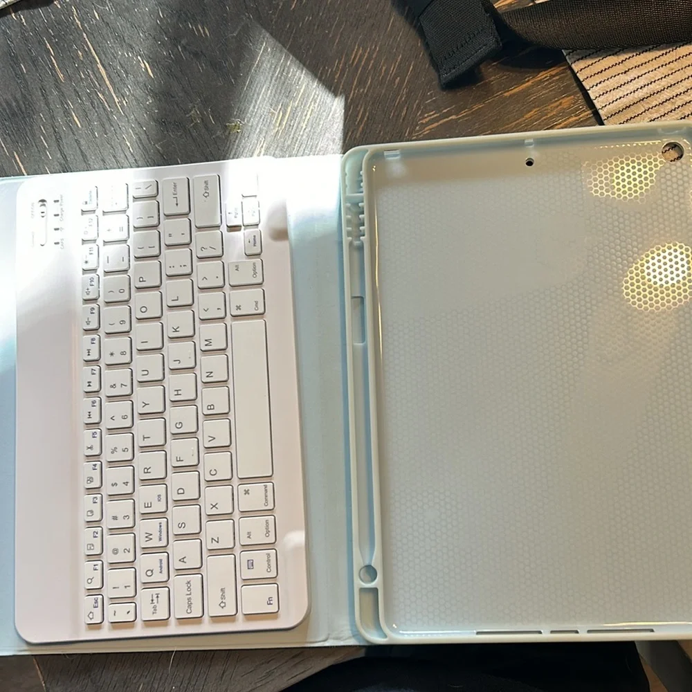 9th generation ipad case with a detachable keyboard and case is a light blue